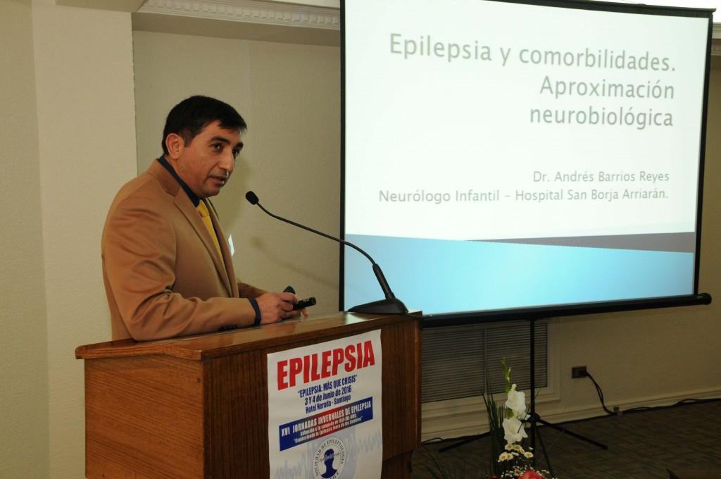Dr. Andrés Barrios (Hospital San Borja-Arriarán) ilustrando los mecanismos mediante los cuales la epilepsia genera otras condiciones.